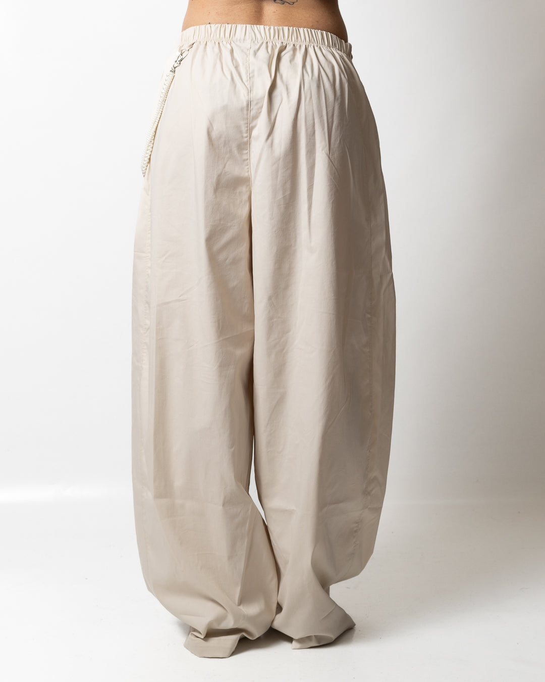 Pantalone Disclaimer in gabardine con catena e perle donna