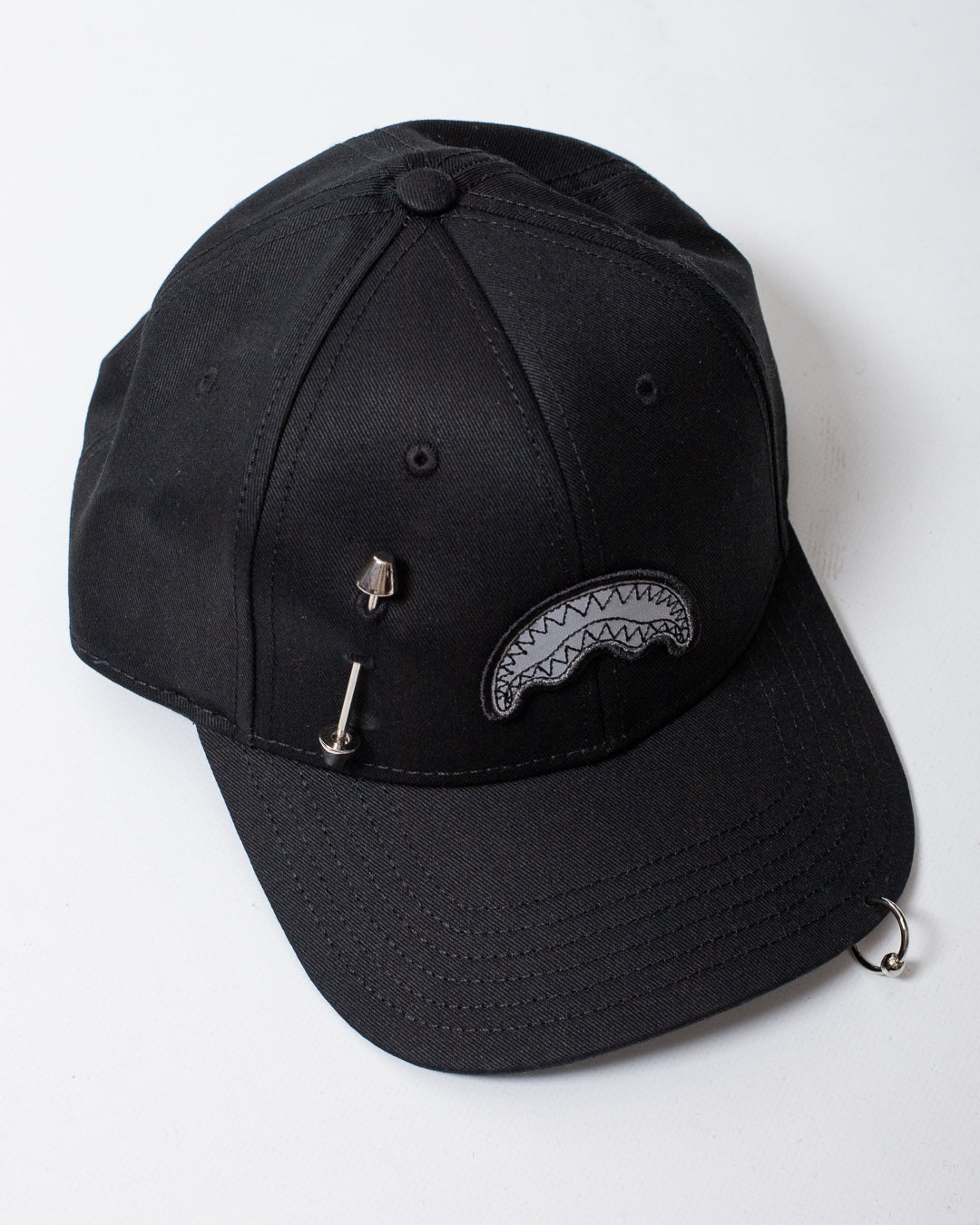 Cappello Sprayground "Piercing" con logo ricamato