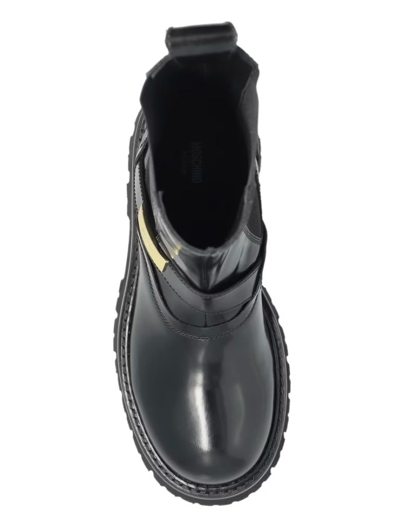 Stivali Moschino slip-on in pelle con placchetta logata uomo