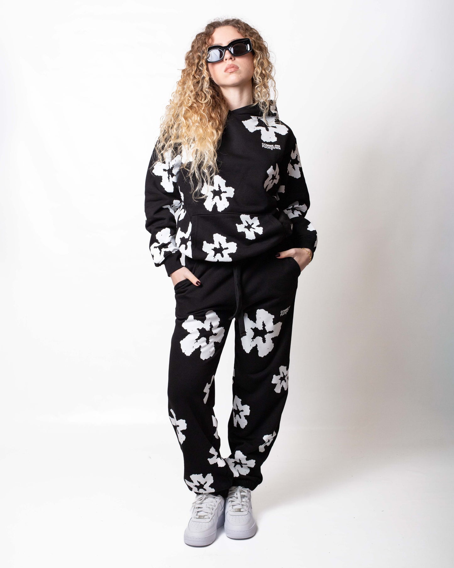 Pantalone Comme des Fuckdown in felpa con fiori all-over donna