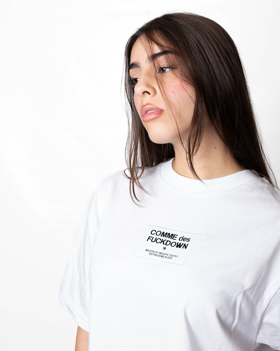 T-Shirt Comme des Fuckdown cropped con etichetta logata donna