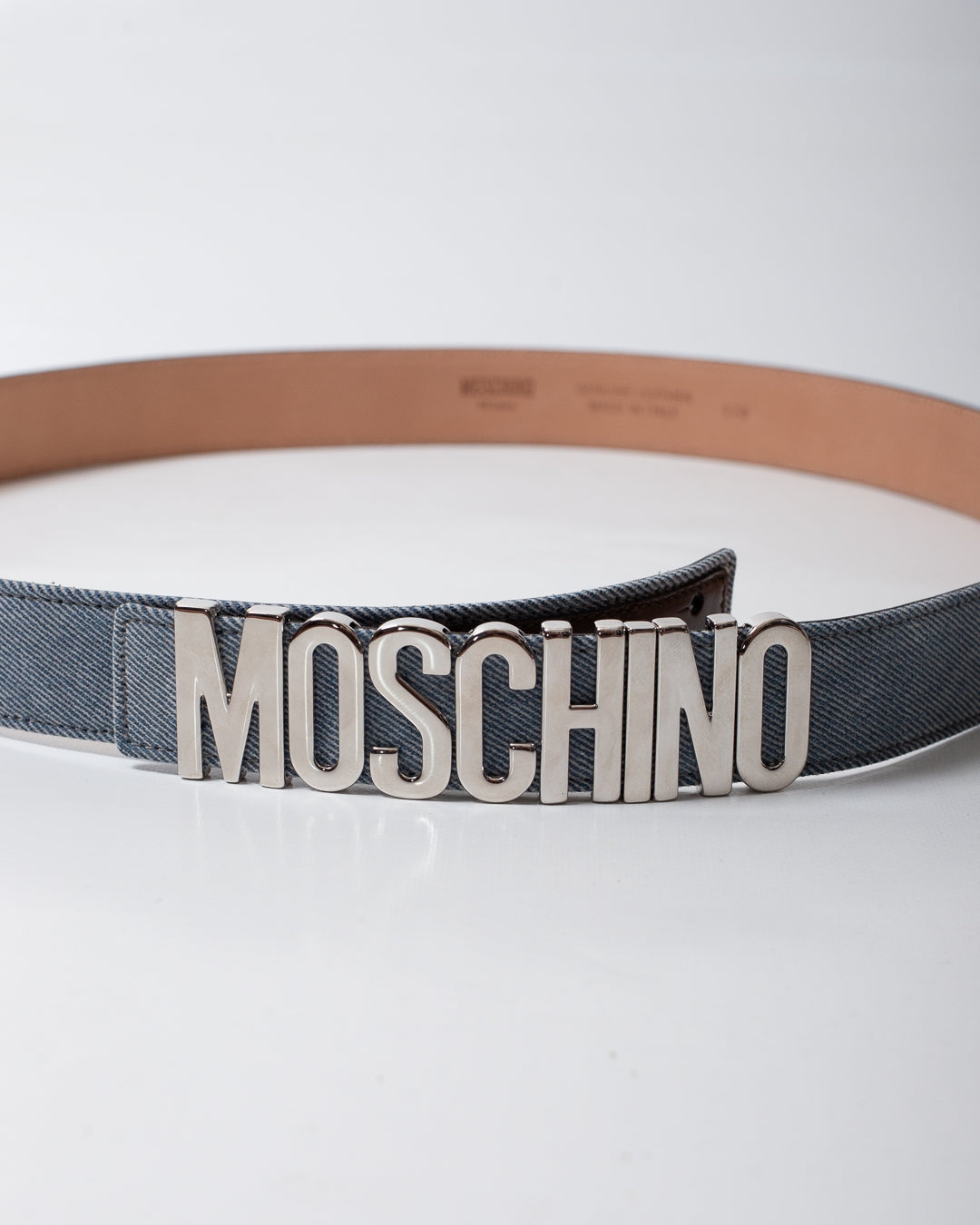 Cinta Moschino in denim con logo in metallo