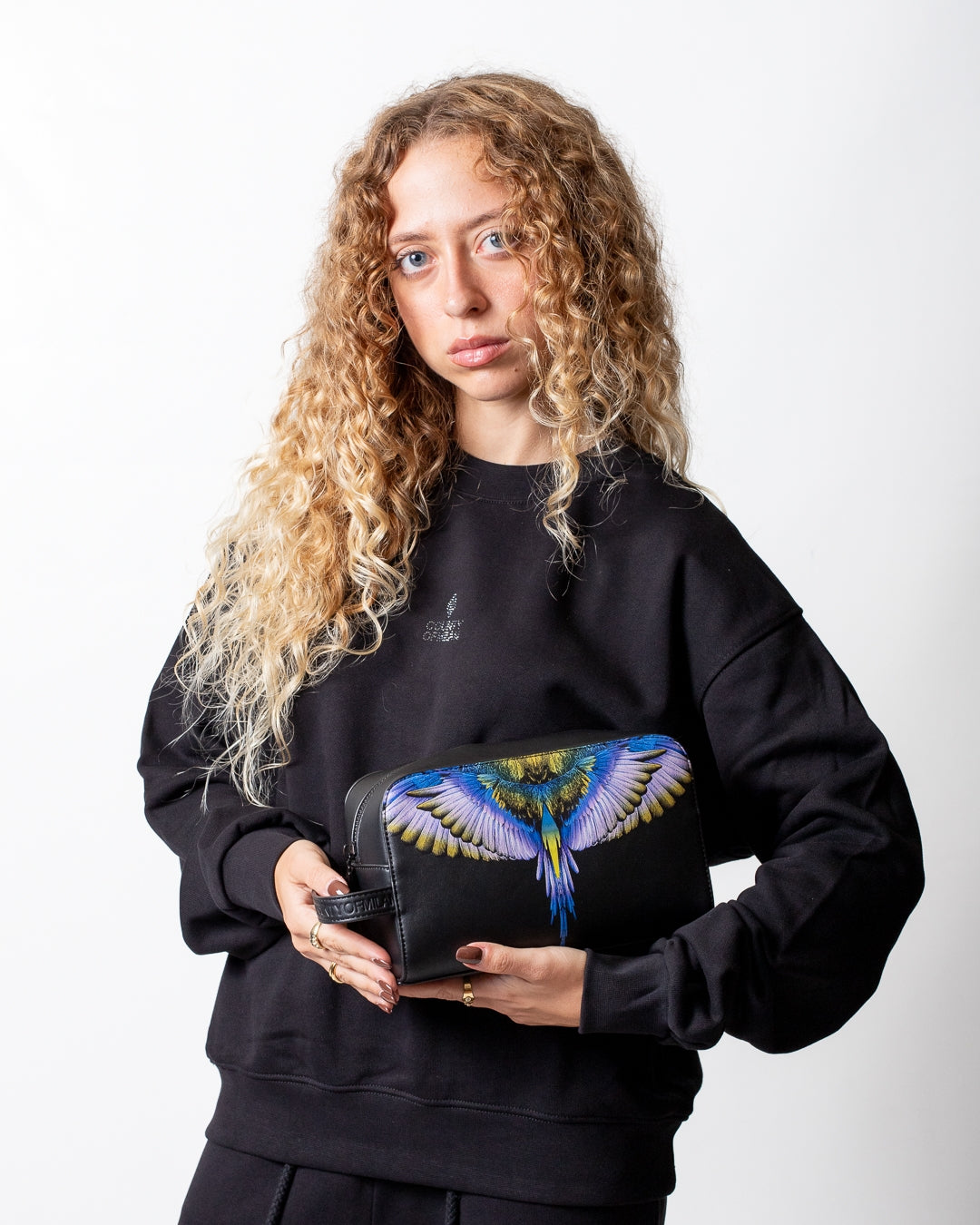 Pochette Marcelo Burlon beauty in ecopelle con logo wings colorfull
