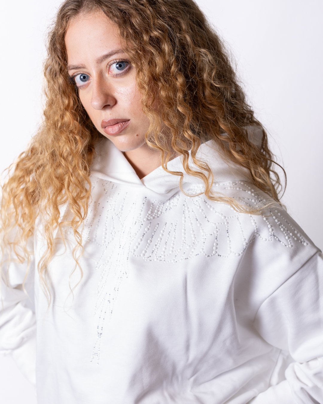Felpa County of Milan con cappuccio e grafica con perline e brillantini