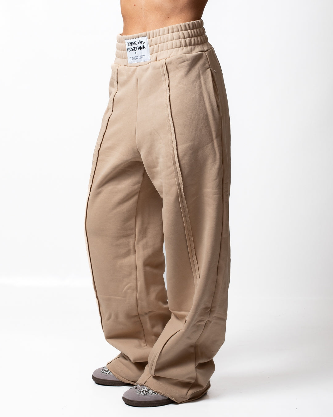Pantalone Comme des Fuckdown in felpa con nervature ed etichetta donna