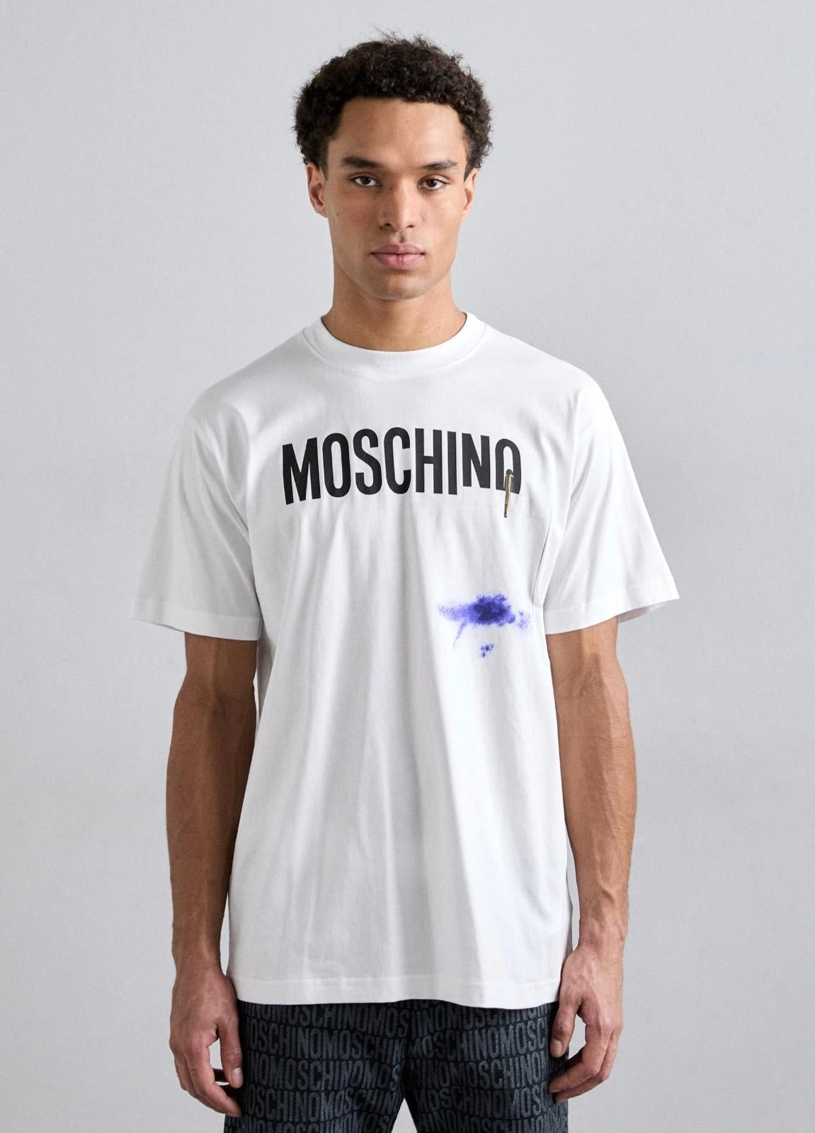 T-Shirt Moschino con maxi logo e taschino stampa uomo