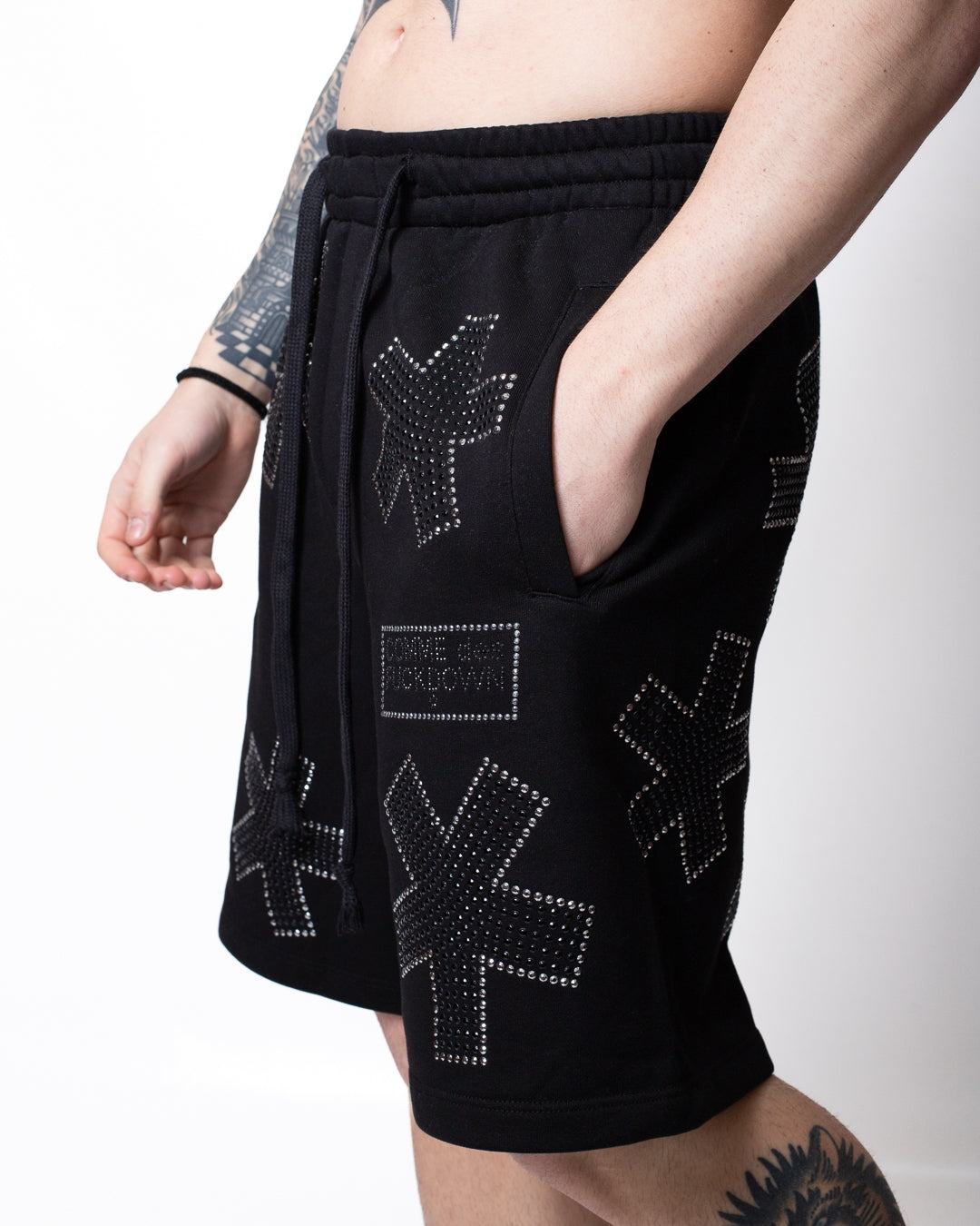 Bermuda Comme des Fuckdown in felpa con strass all-over uomo