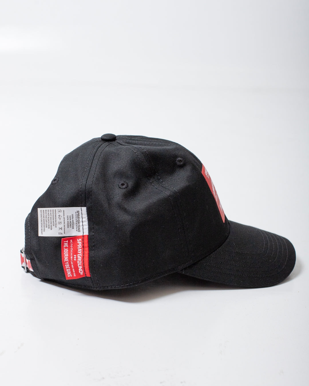 Cappello Sprayground con visiera ed etichette
