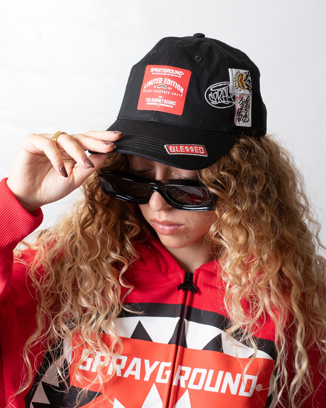 Cappello Sprayground con visiera ed etichette