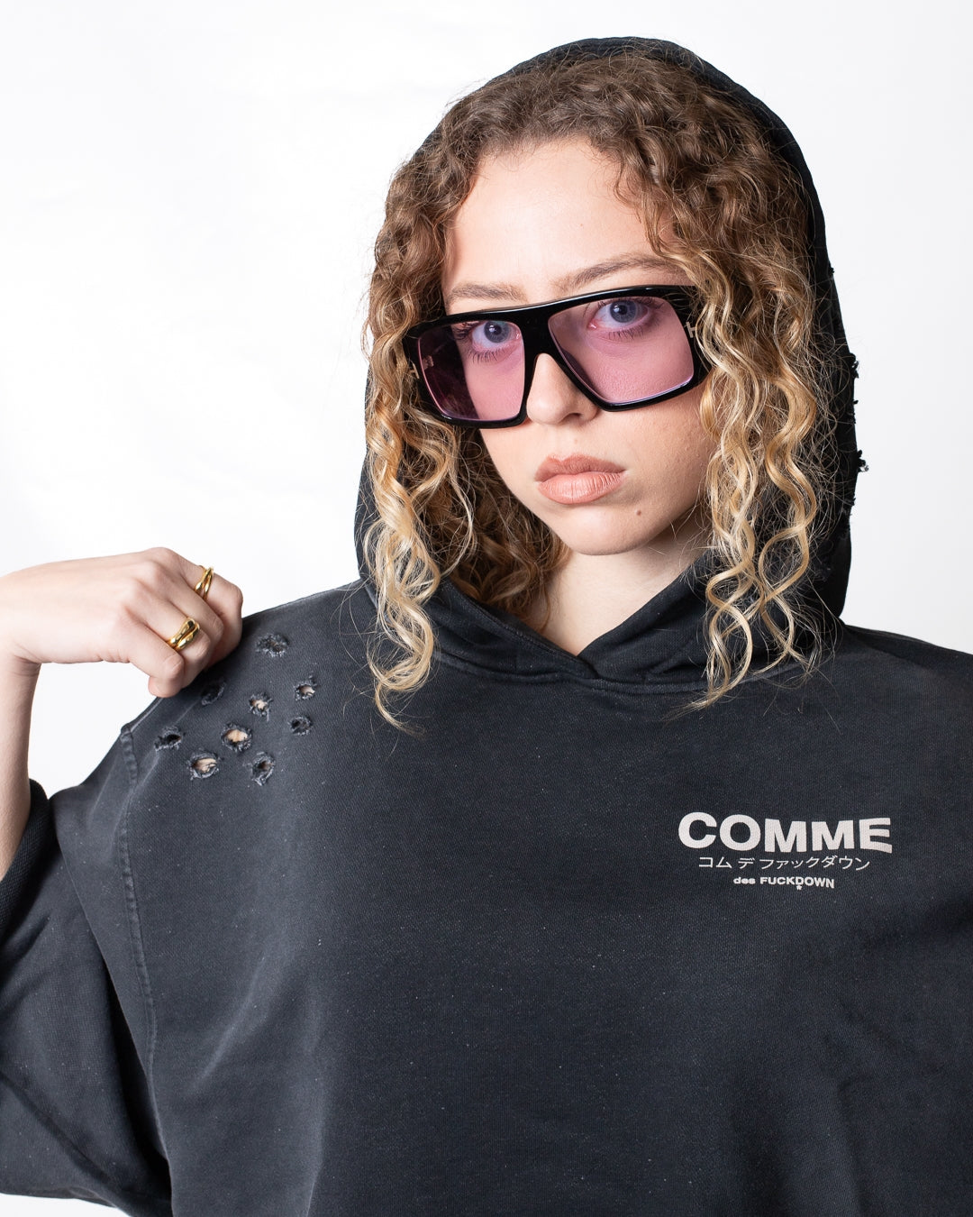 Felpa Comme des Fuckdown cropped con cappuccio e tagli donna