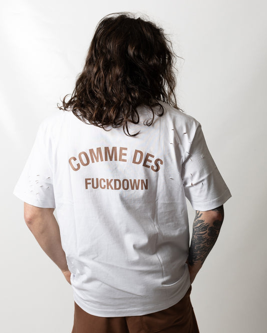 T-Shirt Comme des Fuckdown logata con tagli uomo