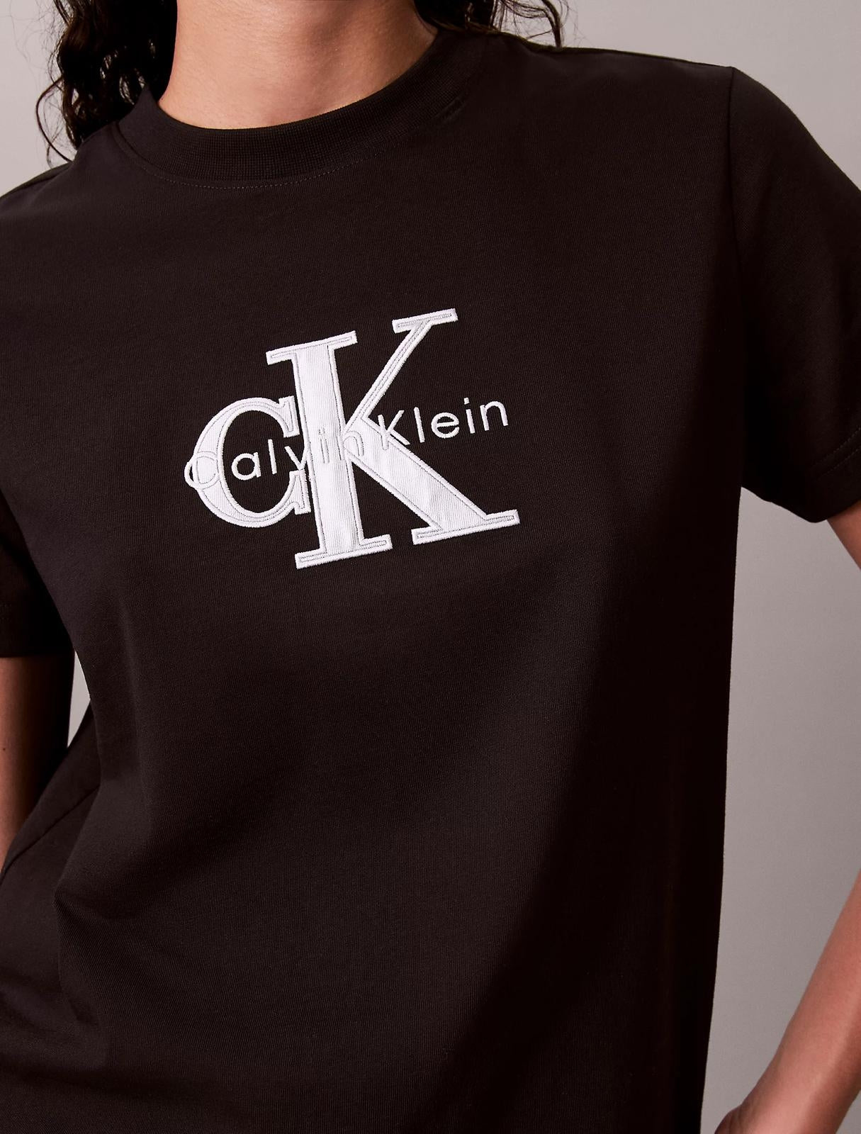 T-Shirt Calvin Klein con logo ricamato donna