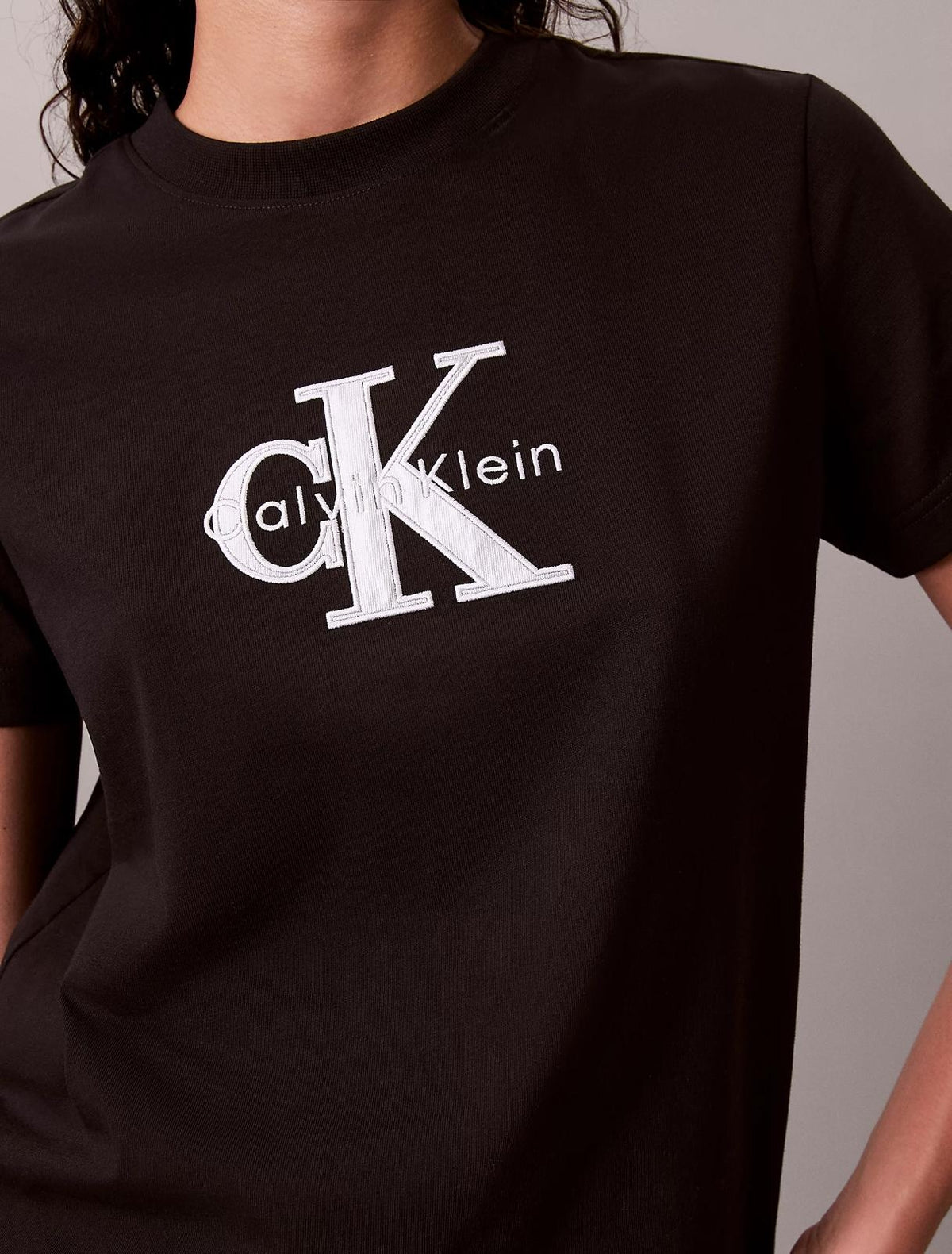 T-Shirt Calvin Klein con logo ricamato donna