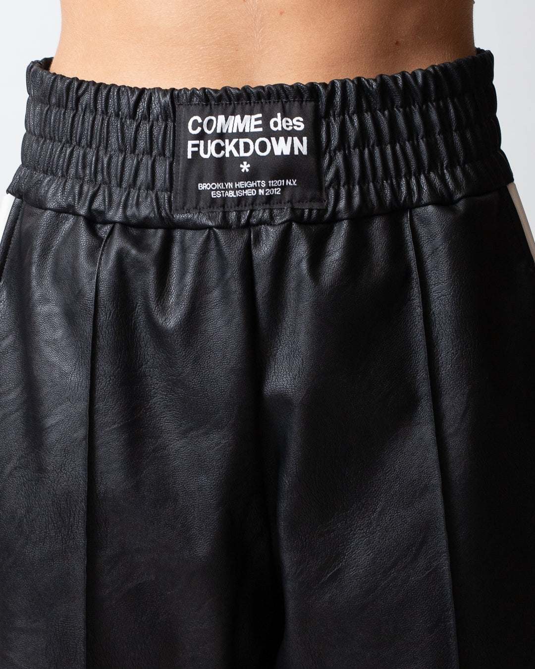 Pantalone Comme des Fuckdown in pelle con patch donna