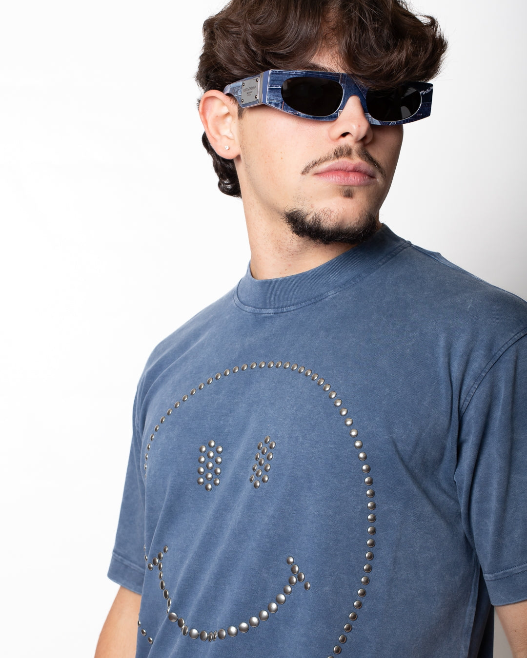 T-Shirt Moschino "Smiley" con borchie