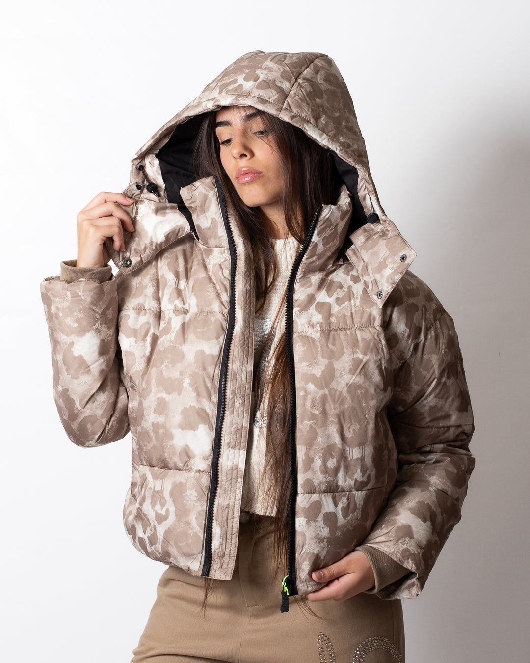 Piumino Disclaimer puffer maculato con cappuccio donna