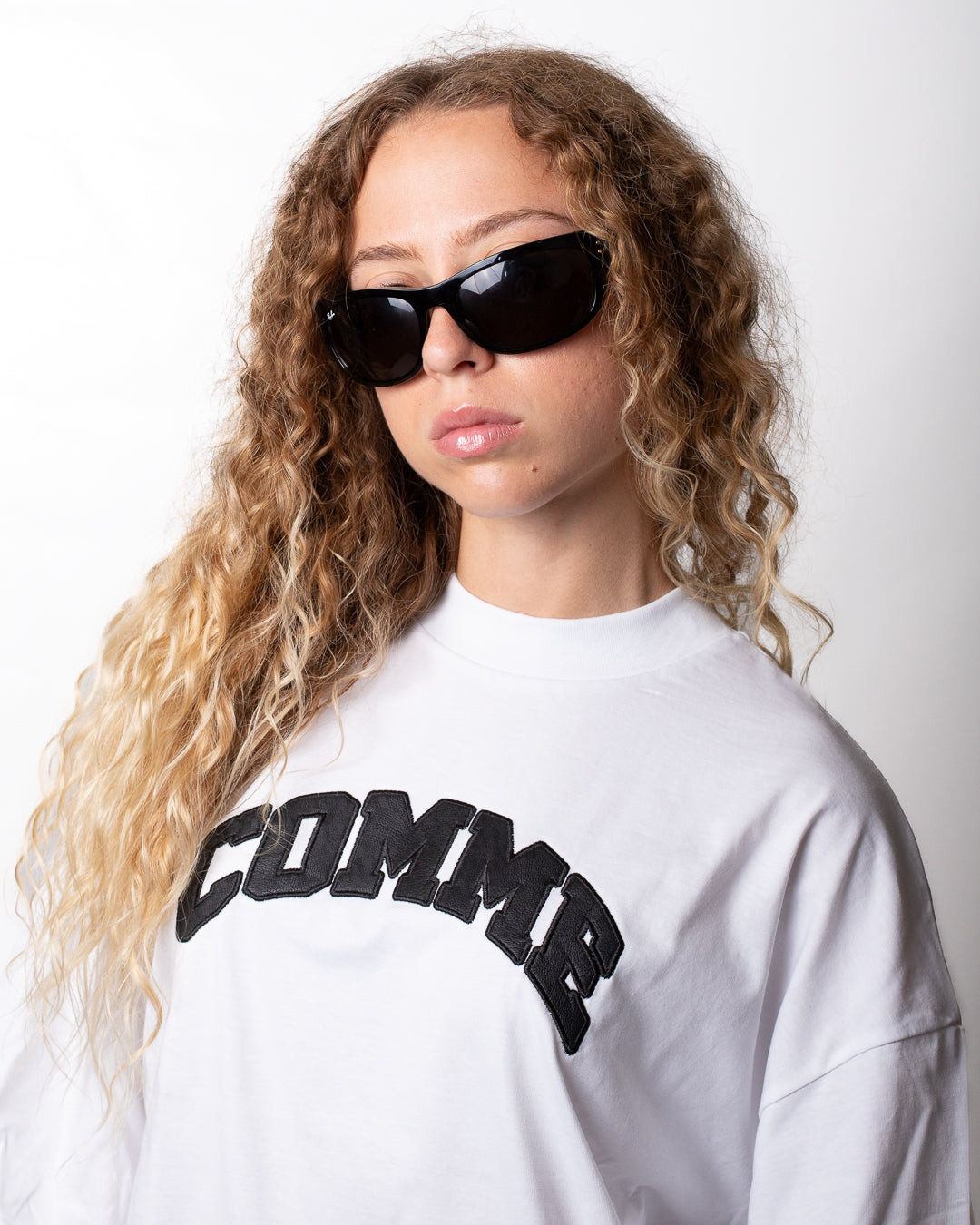 T-Shirt Comme des Fuckdown con logo in pelle donna