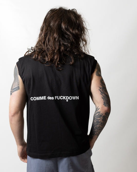 T-Shirt Comme des Fuckdown smanicata con logo uomo