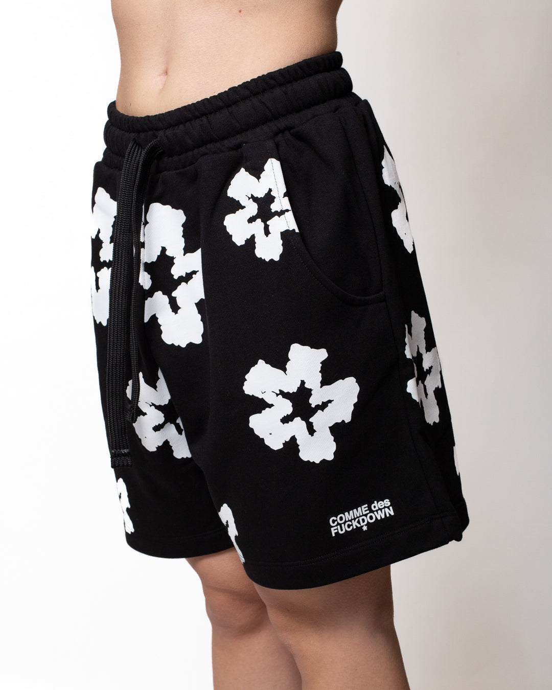 Bermuda Comme des Fuckdown in felpa con fiori all-over donna