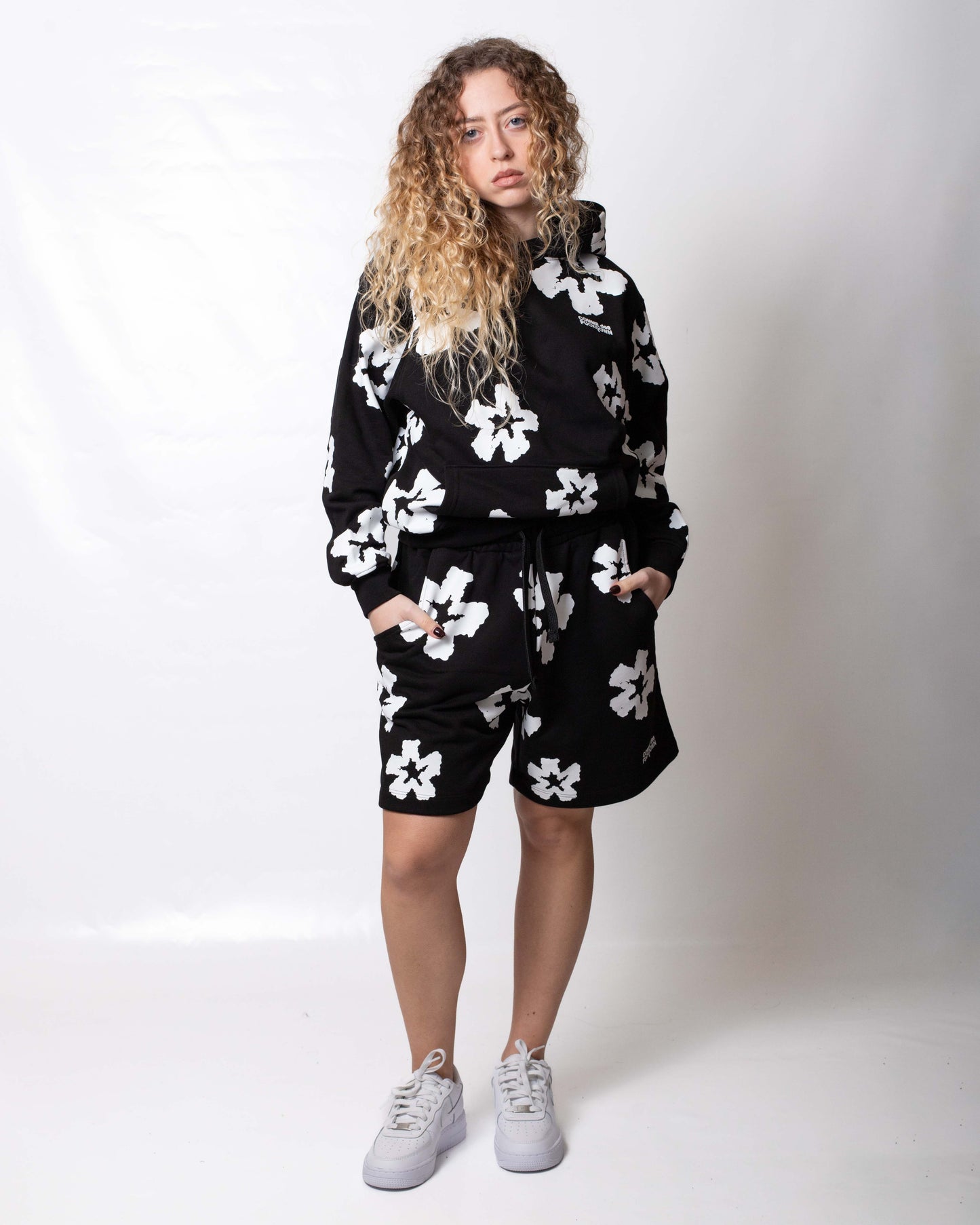 Bermuda Comme des Fuckdown in felpa con fiori all-over donna