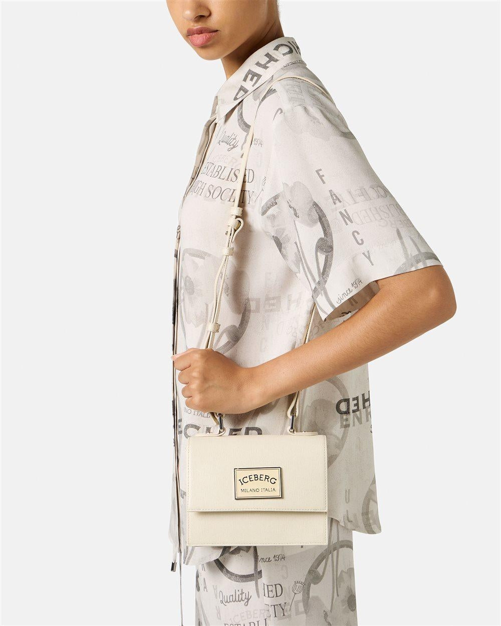 Borsa Iceberg in pelle saffiano con tracolla e placca logata donna
