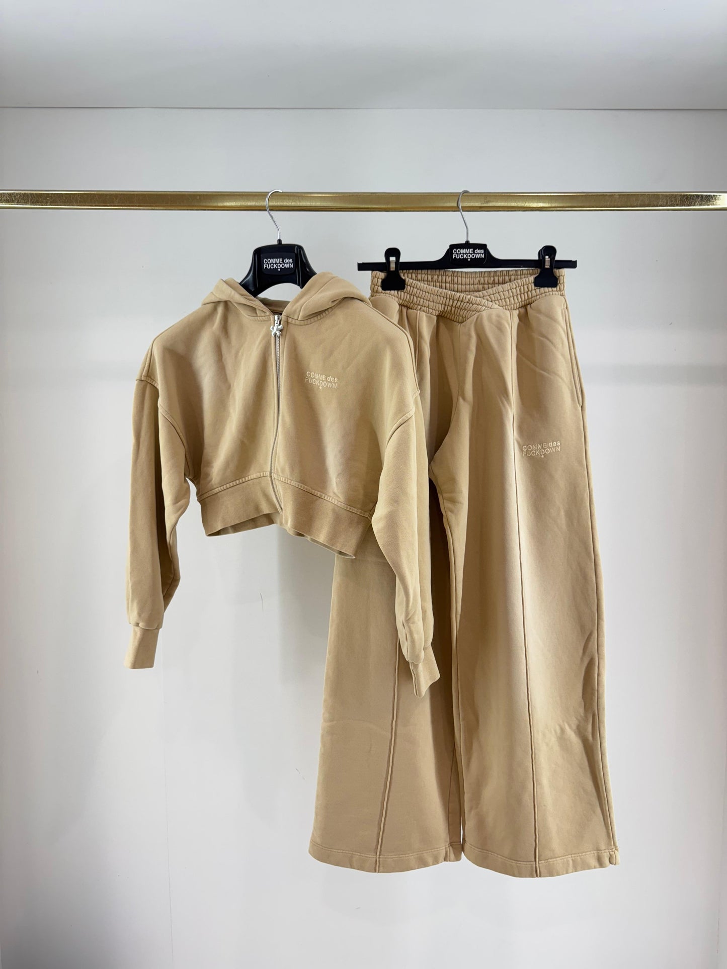 Pantalone Comme des Fuckdown in felpa con nervature e ricamo donna
