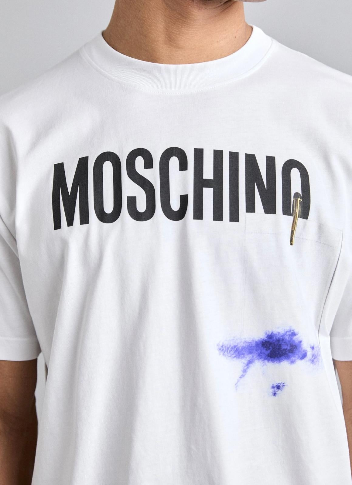 T-Shirt Moschino con maxi logo e taschino stampa uomo