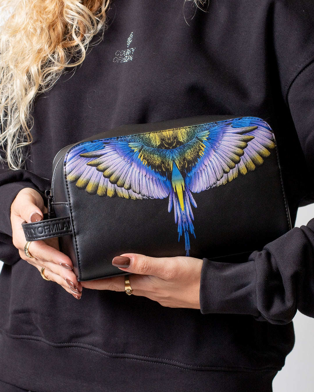 Pochette Marcelo Burlon beauty in ecopelle con logo wings colorfull
