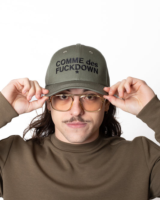 Cappello Comme des Fuckdown con logo ricamato