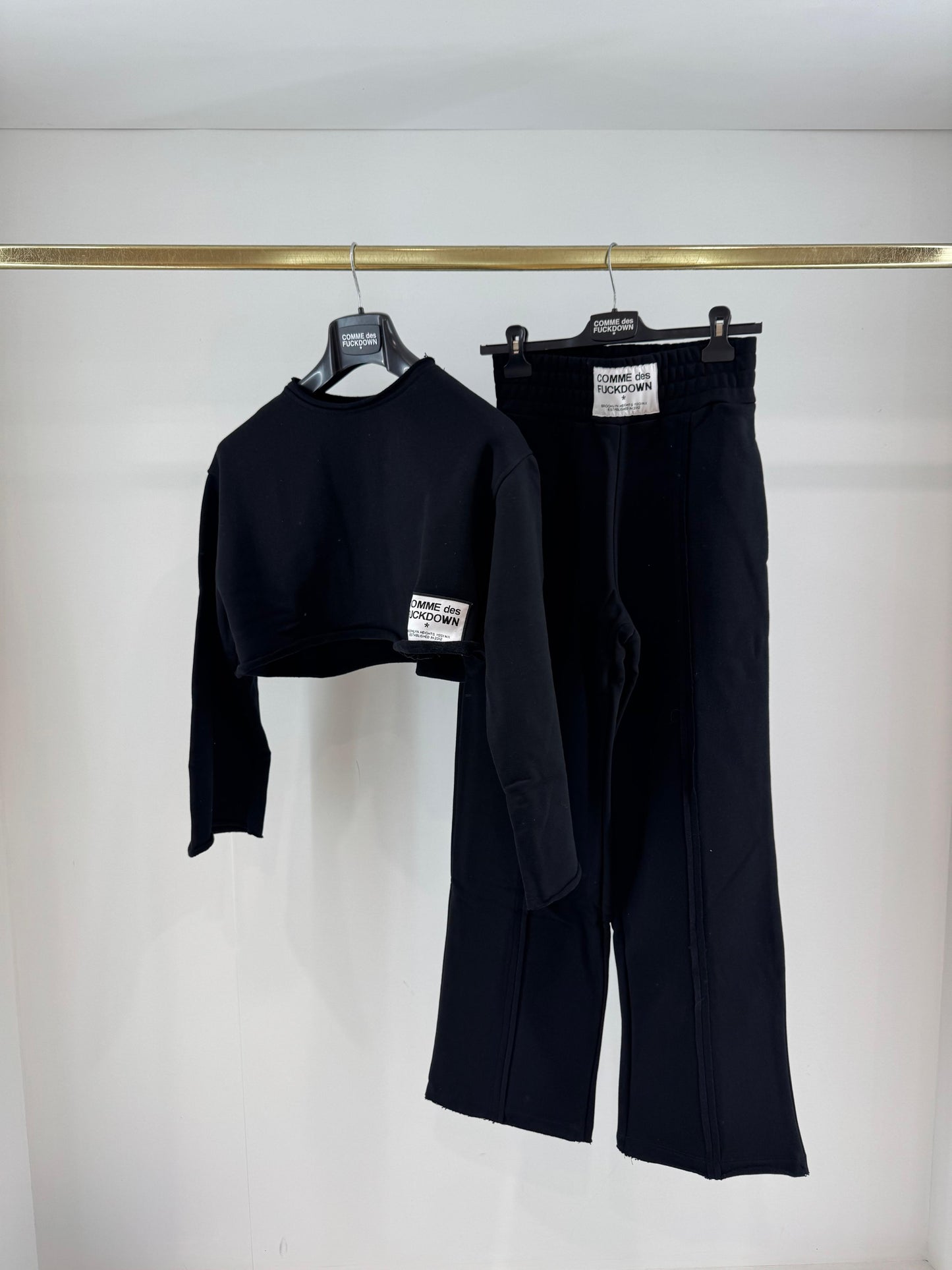 Pantalone Comme des Fuckdown in felpa con nervature ed etichetta donna