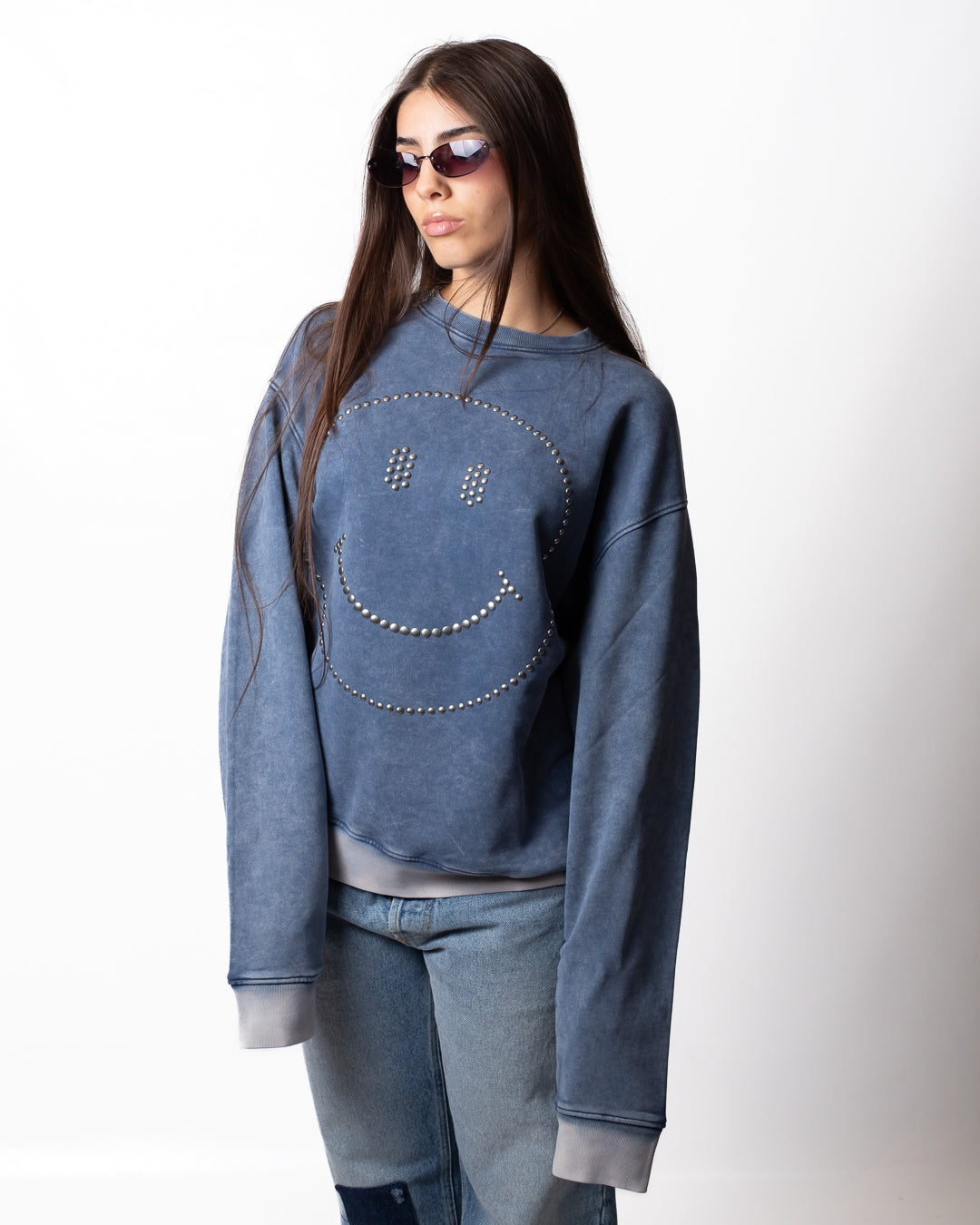 Felpa Moschino "Smiley" girocollo con borchie