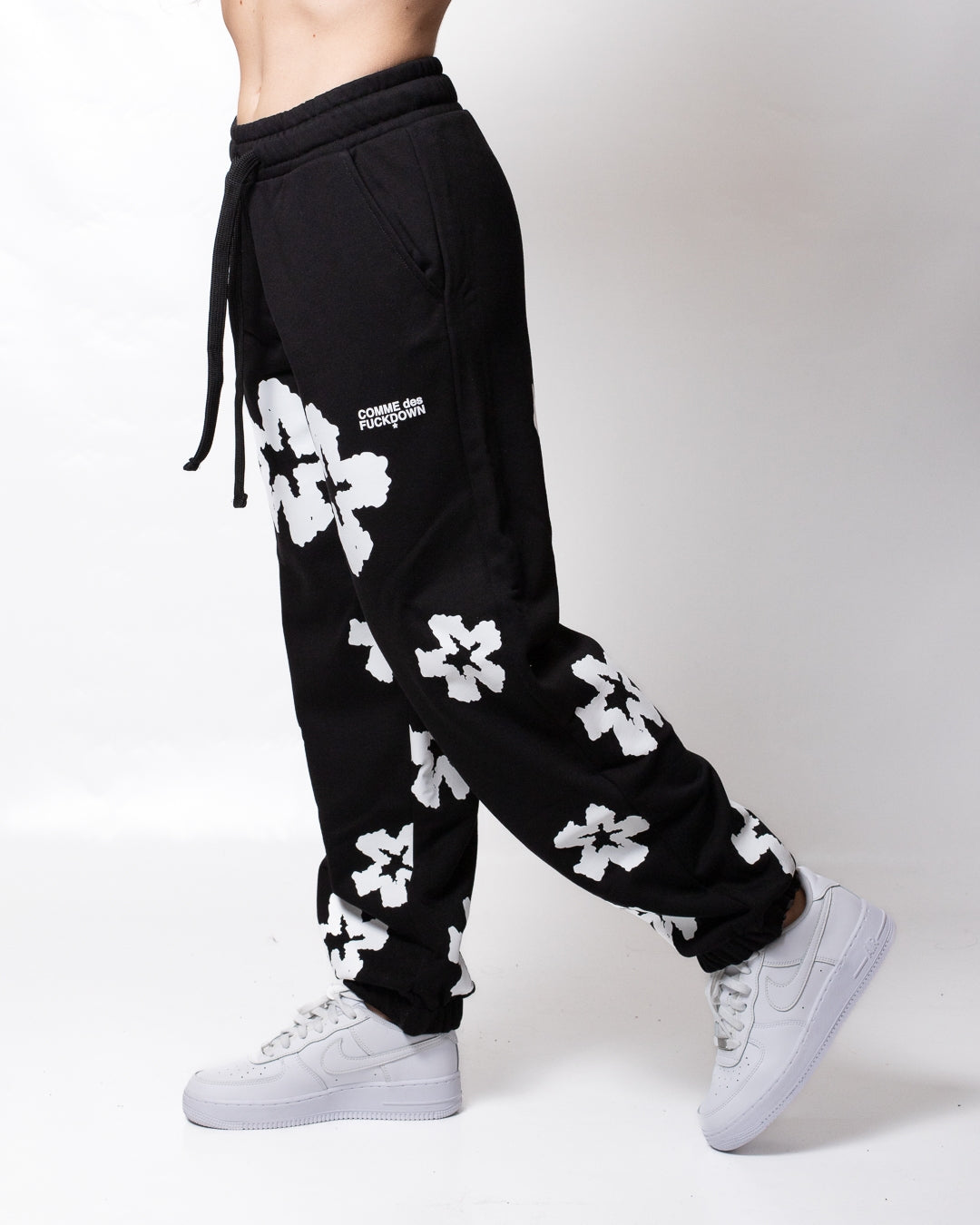 Pantalone Comme des Fuckdown in felpa con fiori all-over donna
