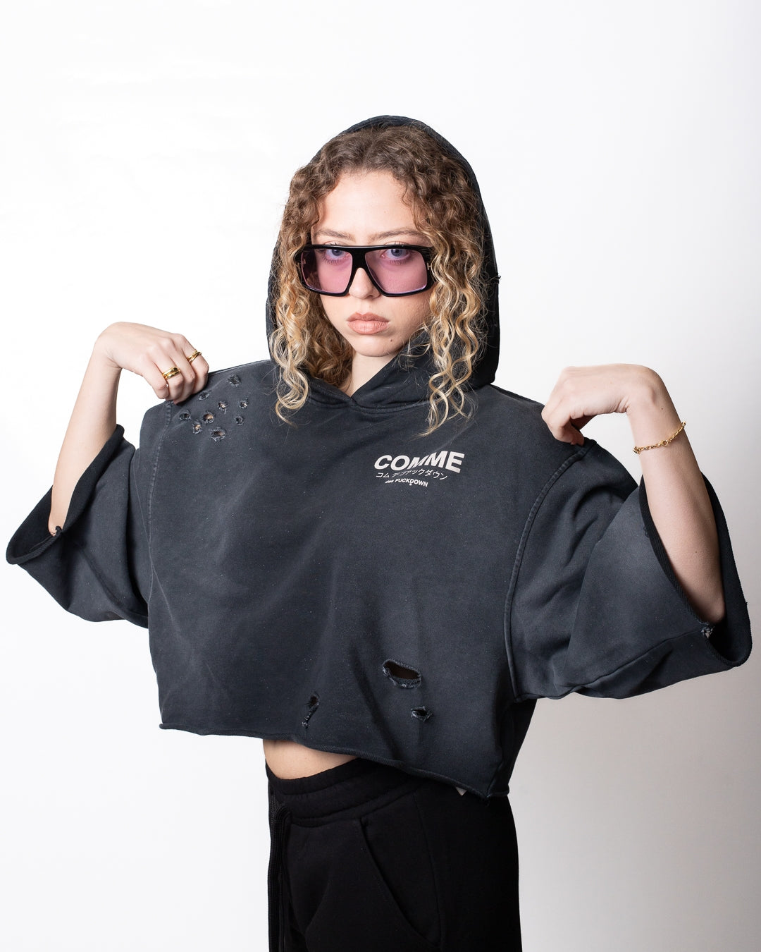 Felpa Comme des Fuckdown cropped con cappuccio e tagli donna