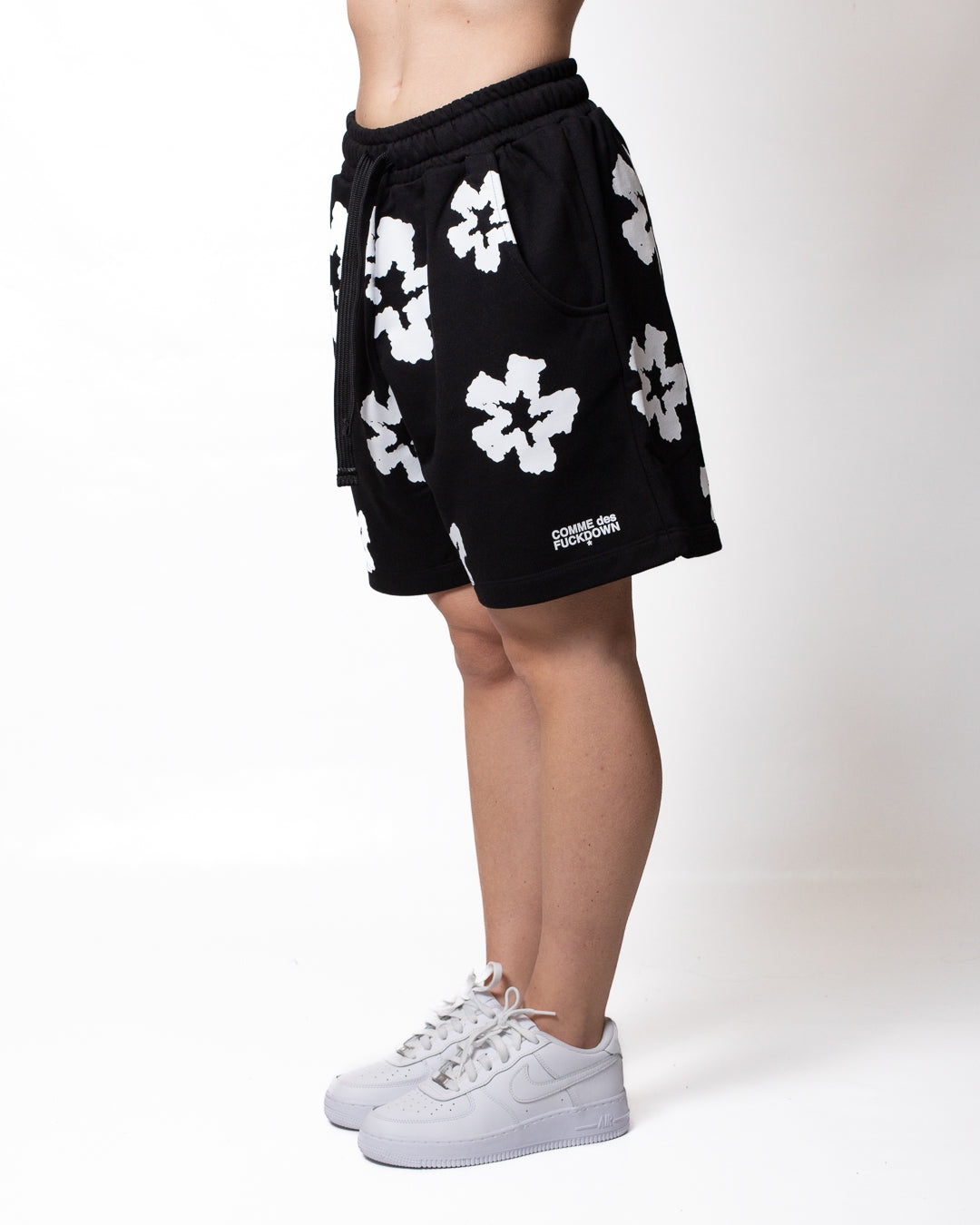 Bermuda Comme des Fuckdown in felpa con fiori all-over donna
