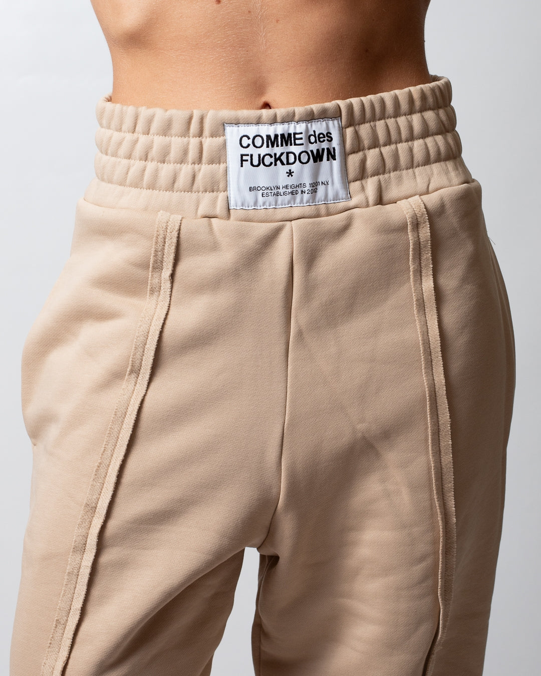 Pantalone Comme des Fuckdown in felpa con nervature ed etichetta donna