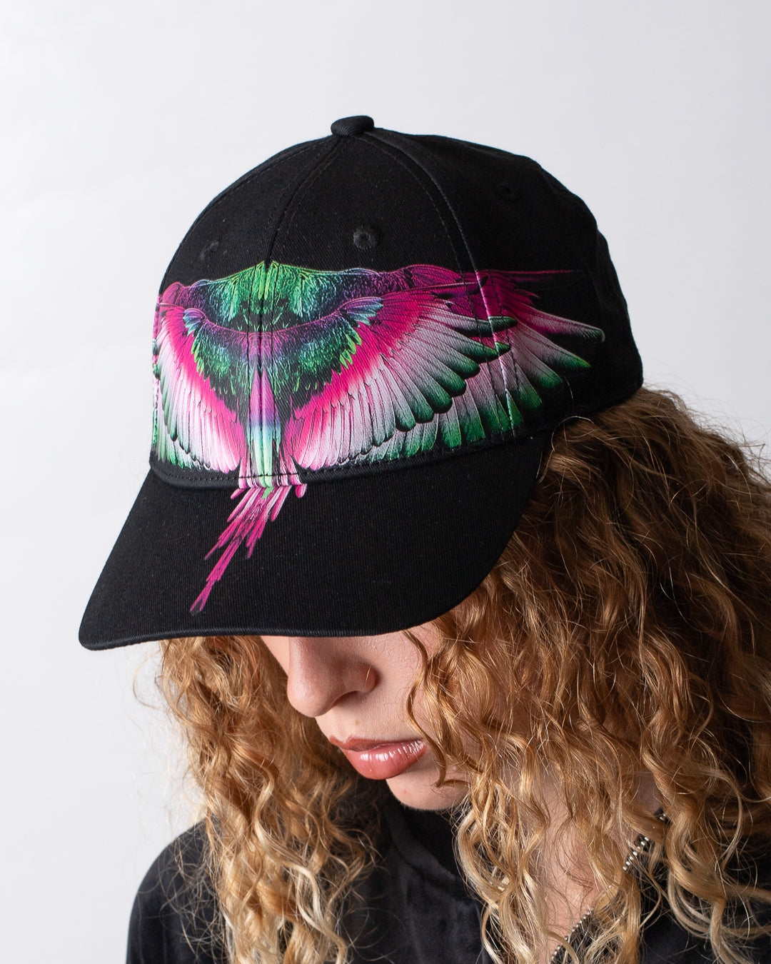 Cappello Marcelo Burlon con visiera "Wings Colorfull Pink"