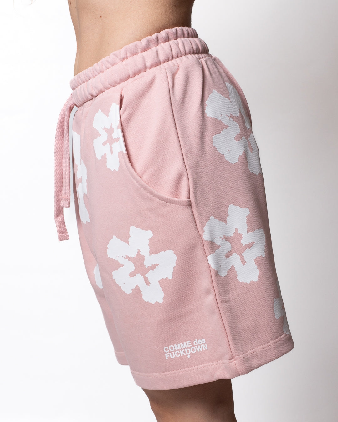 Bermuda Comme des Fuckdown in felpa con fiori all-over donna