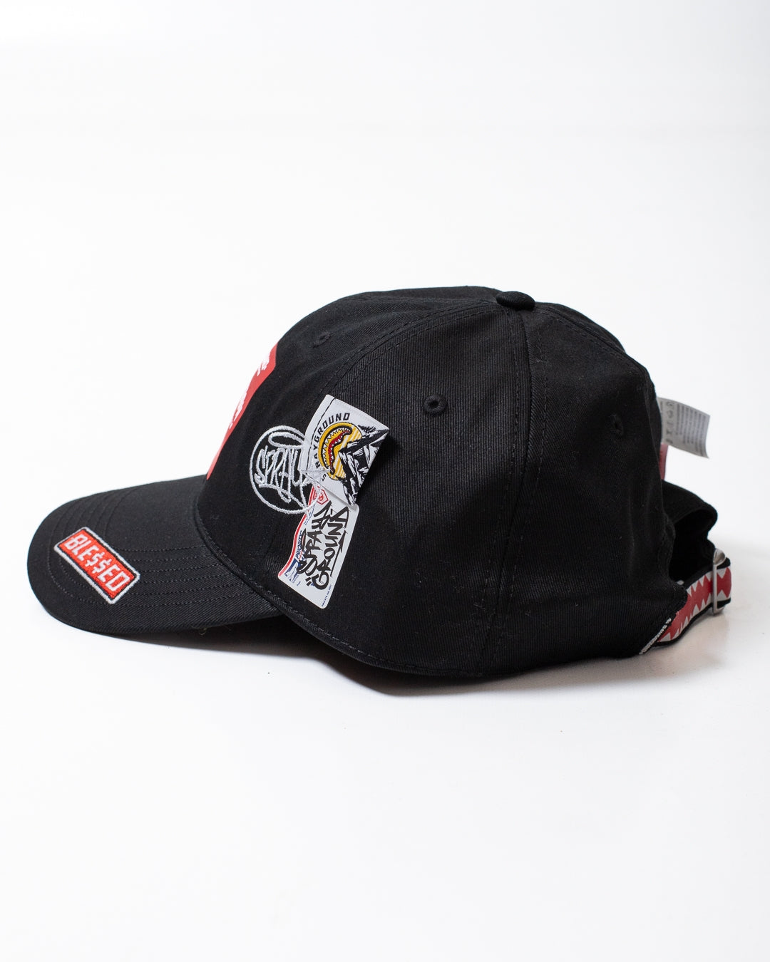 Cappello Sprayground con visiera ed etichette