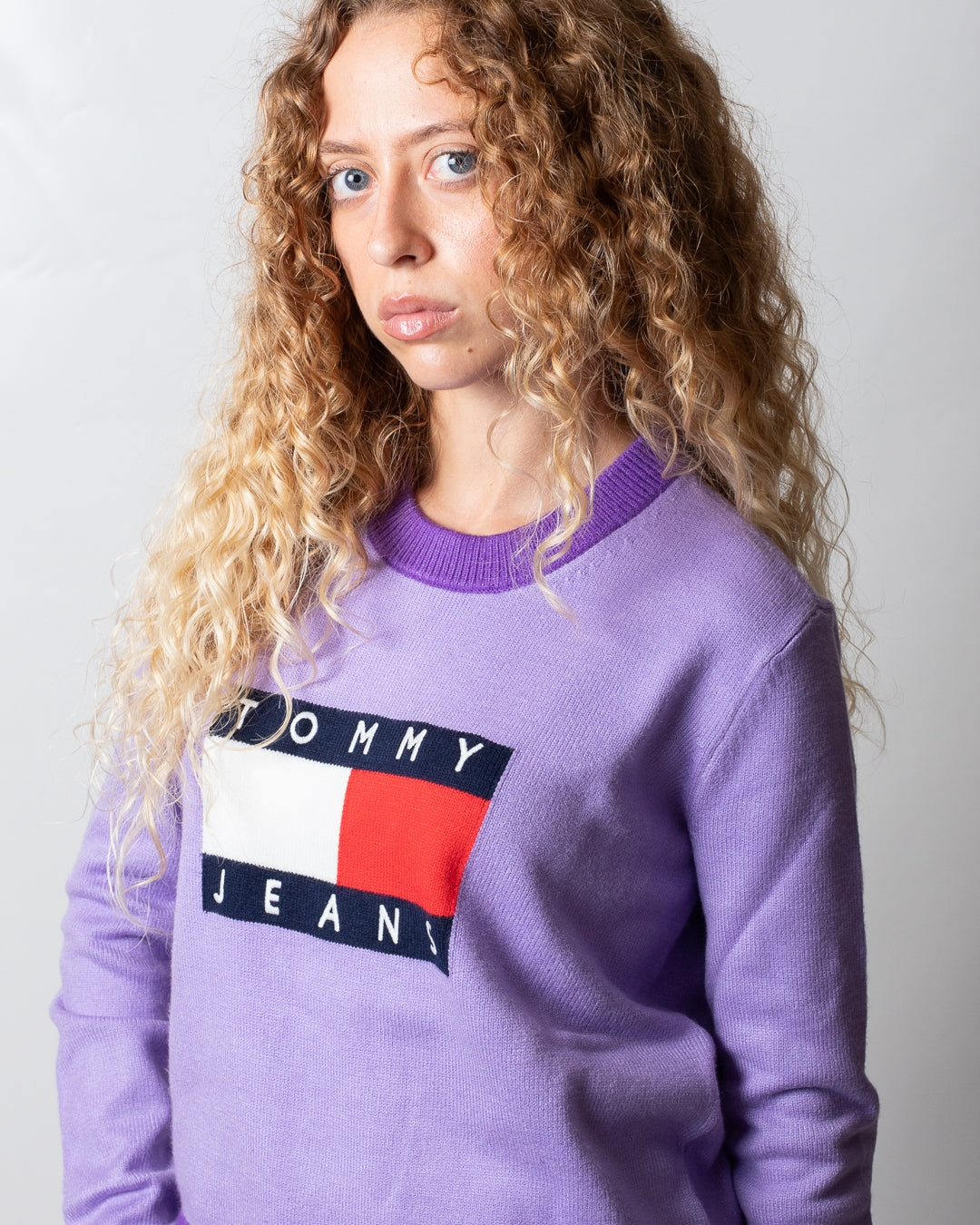 Maglia Tommy Jeans girocollo con logo bandiera donna
