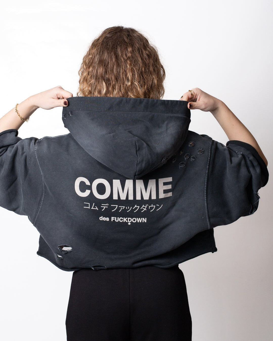 Felpa Comme des Fuckdown cropped con cappuccio e tagli donna