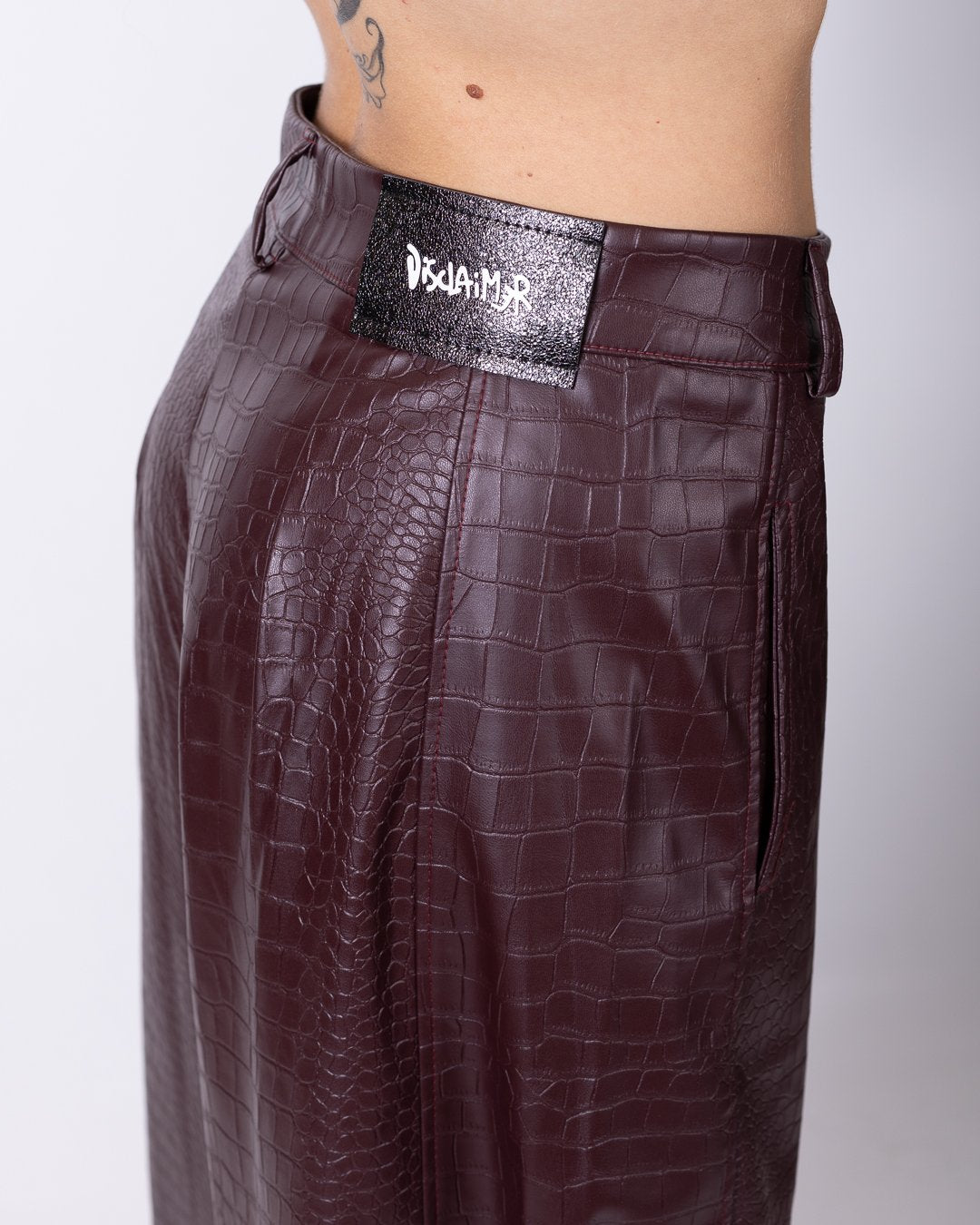 Pantalone Disclaimer effetto coccodrillo con patch logo