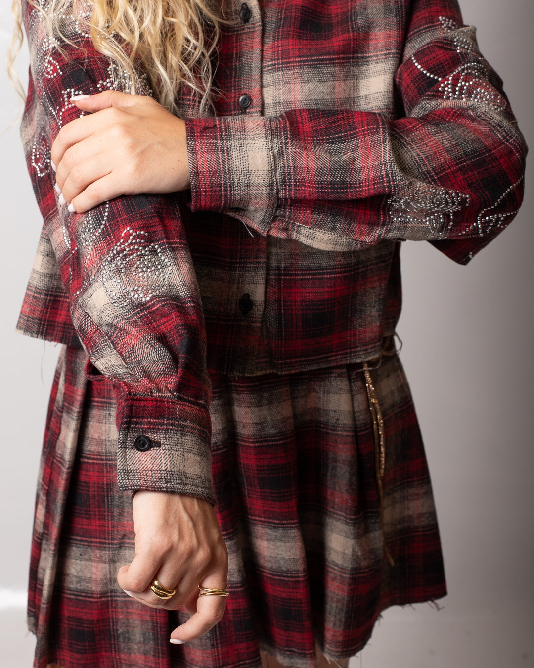 Camicia Disclaimer cropped in flanella con borchie donna
