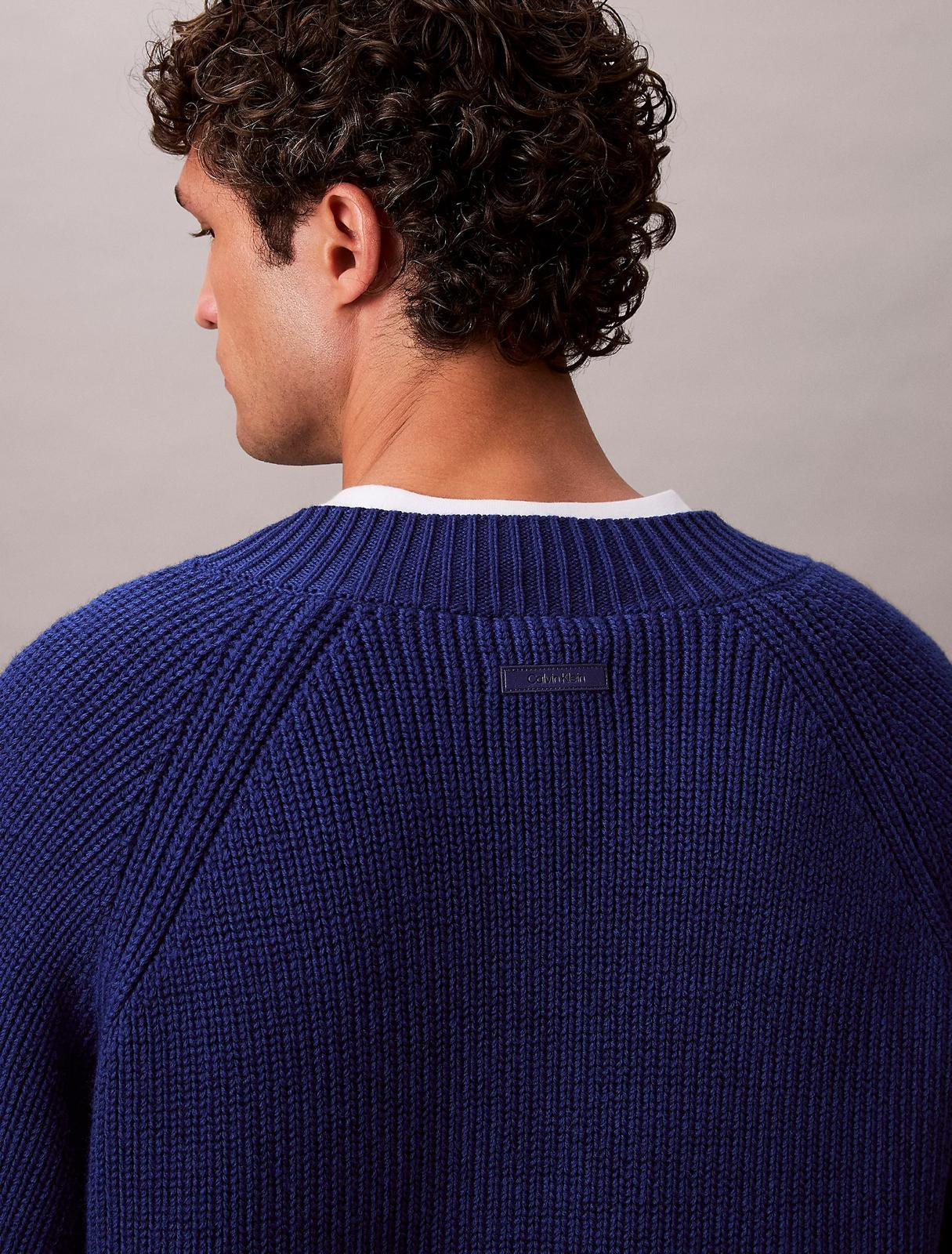 Maglia Calvin Klein in misto lana con scollo a V uomo