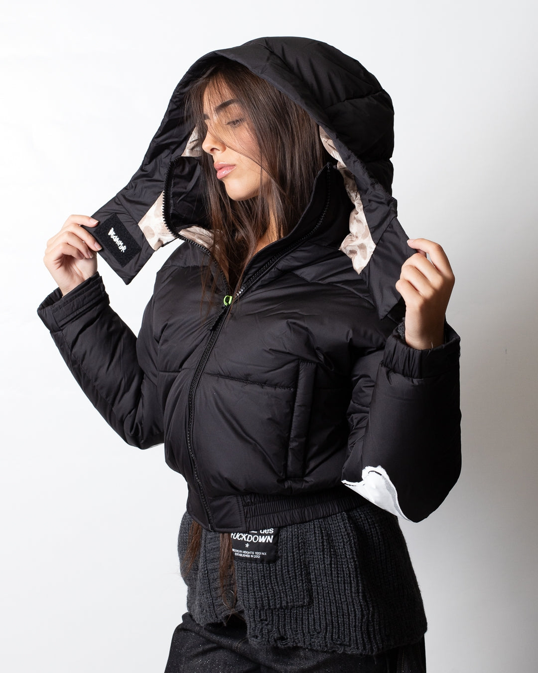 Piumino Disclaimer puffer con dettagli maculati donna