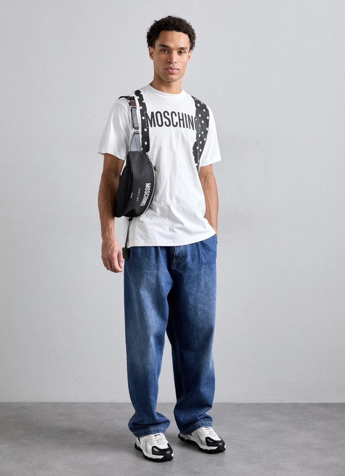 T-Shirt Moschino con maxi logo e cravatta stampa uomo