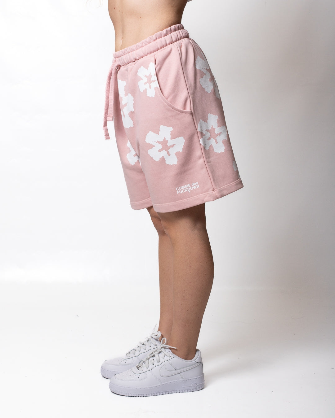 Bermuda Comme des Fuckdown in felpa con fiori all-over donna