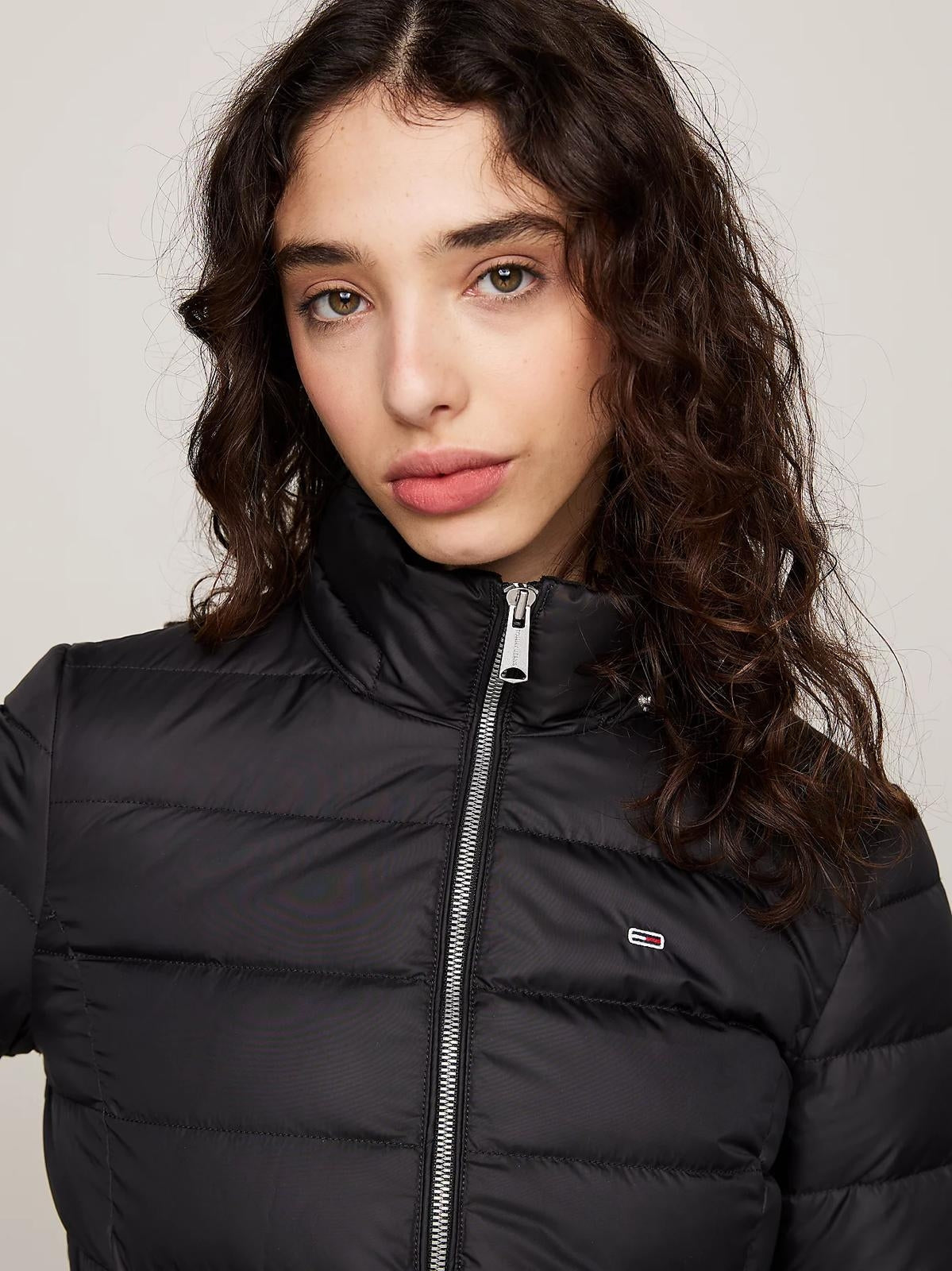 Giubbotto Tommy Jeans con ecopelliccia e logo flag donna