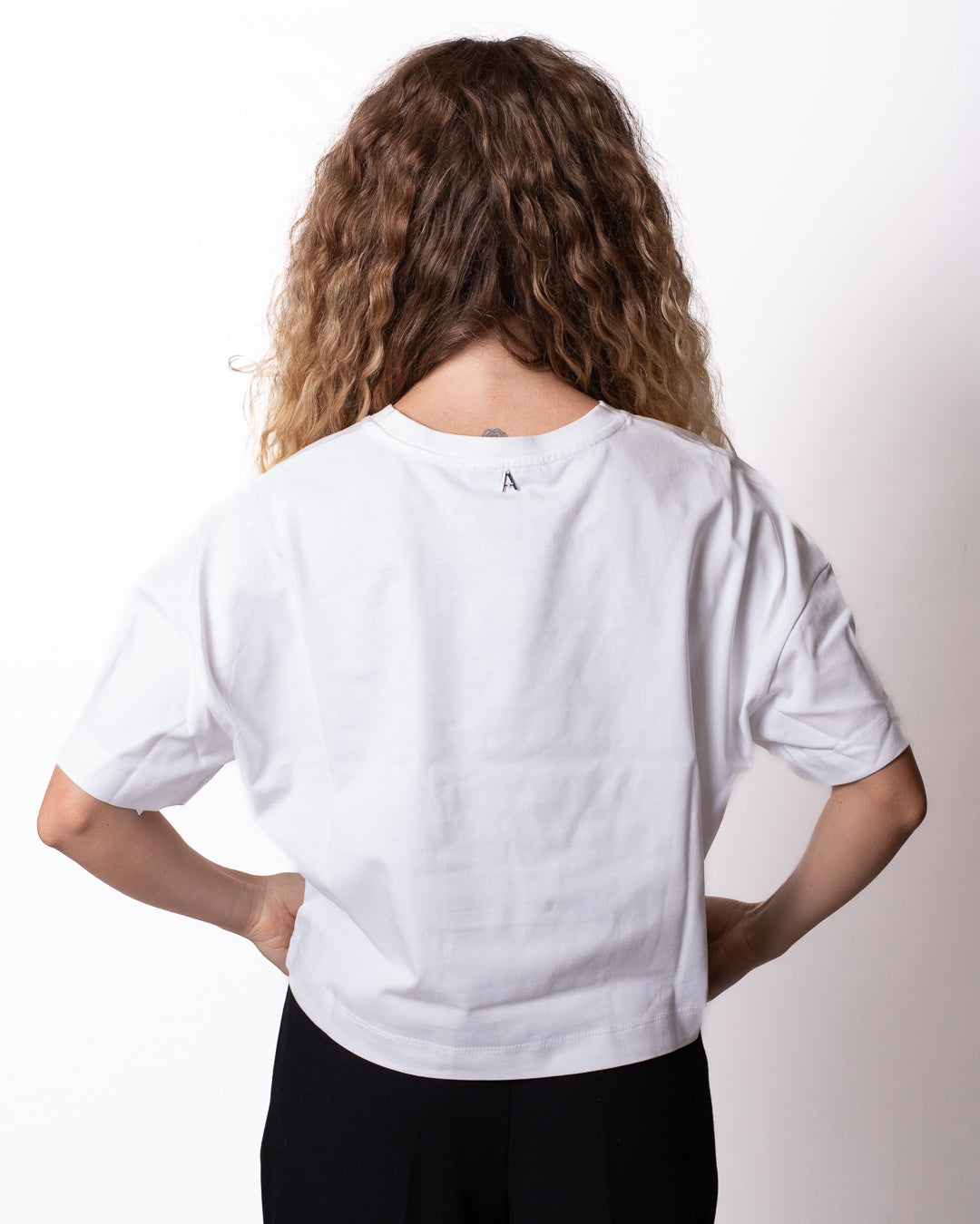 T-Shirt Twinset Actitude cropped con gioielli donna