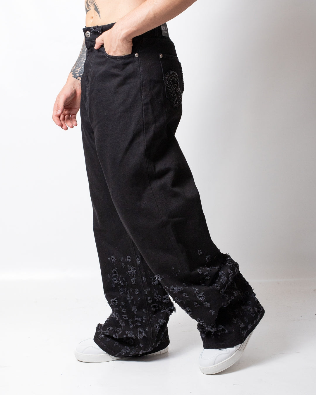 Jeans John Richmond baggy con tagli e logo patch uomo