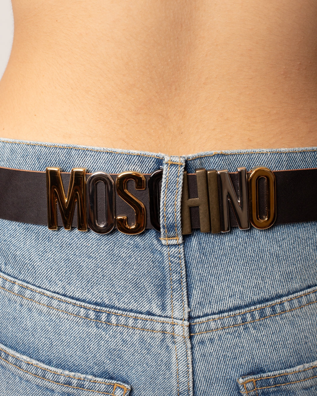 Cinta Moschino in pelle con logo in metallo